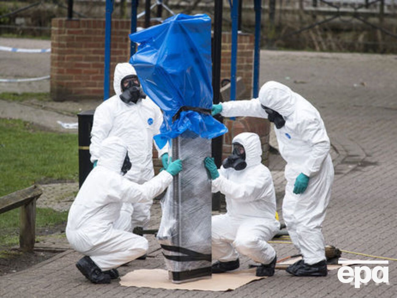 66-летнего Скрипаля и его 33-летнюю дочь Юлию госпитализировали с симптомами отравления в британском Солсбери 4 марта