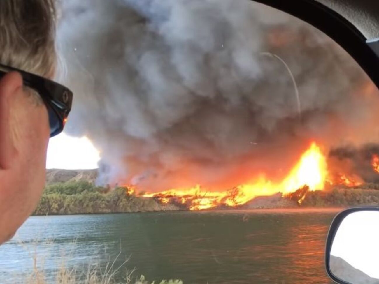 Лесной пожар в США вызвал появление огненного смерча