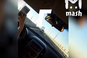 Жінка вела зйомку за кермом
