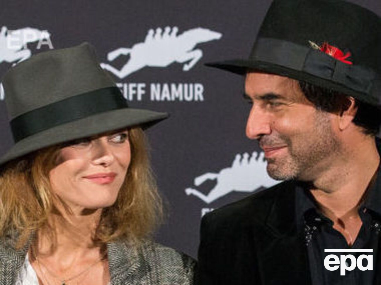 Пара устроила скромную церемонию