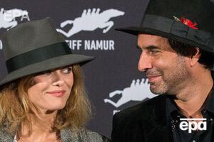 Пара устроила скромную церемонию