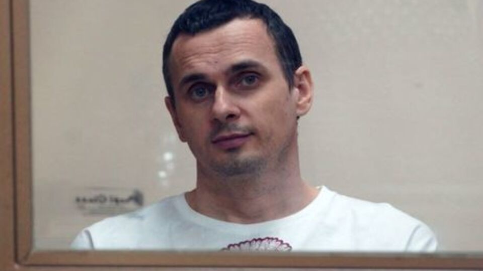 14 мая Сенцов объявил бессрочную голодовку