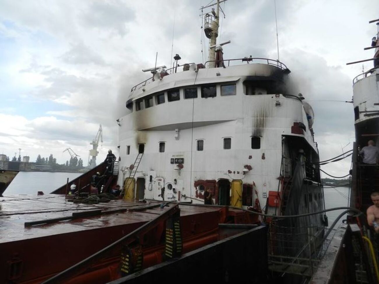 ДСНС: Пожежа охопила палубу на площі 100&nbsp;м&sup2;