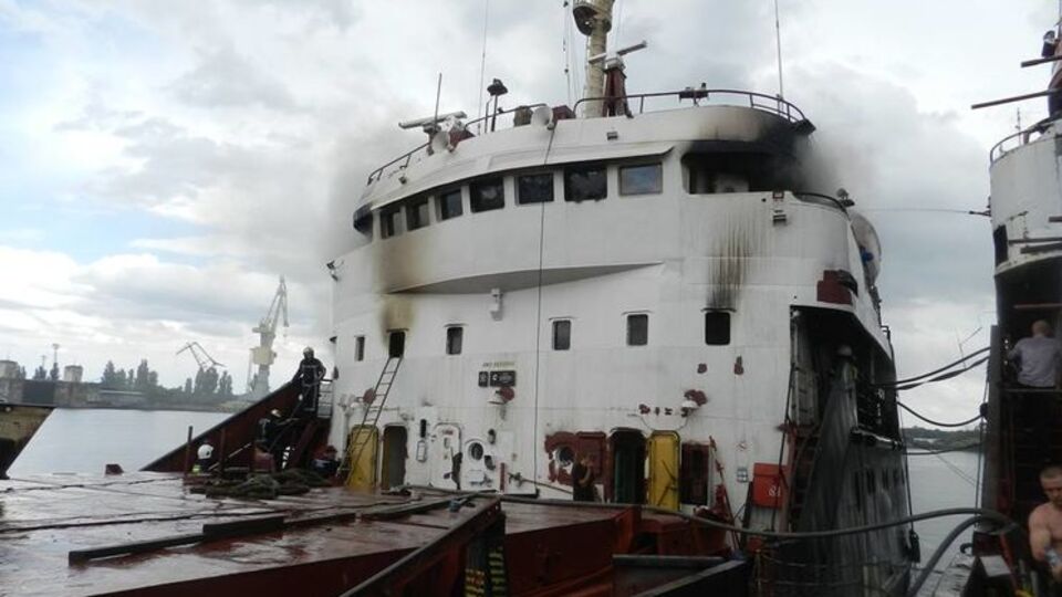 ГСЧС: Пожар охватил палубу на площади 100 м²