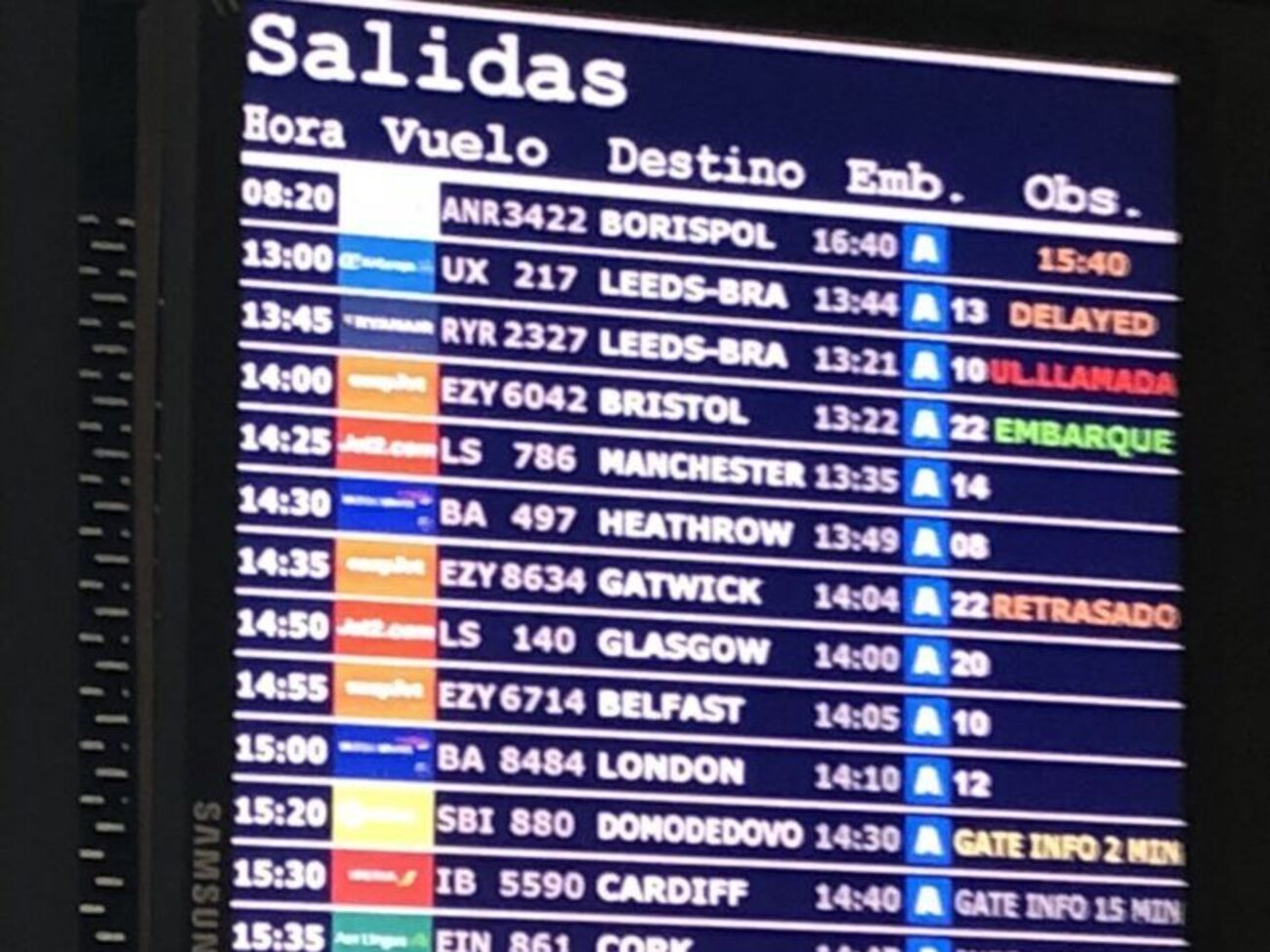 Пассажиры в аэропорту не имеют информации, когда смогут вылететь в Украину