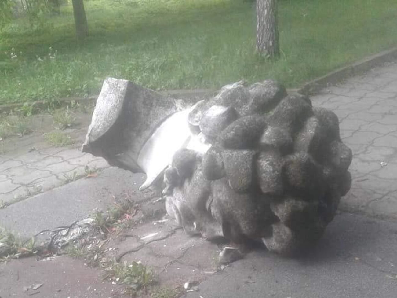 Про пошкодження пам'ятника стало відомо сьогодні вранці