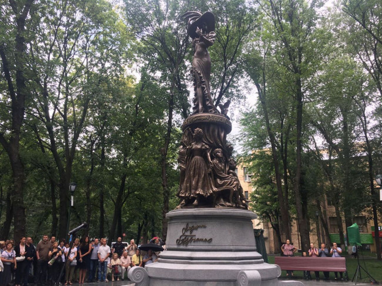 Высота монумента &ndash; около 7,5 метра