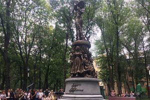 Высота монумента – около 7,5 метра