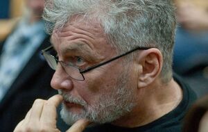 Руководители Пенсионного фонда России – миллиардеры. Когда не хватает бабок на содержание дворцов, их собирают по хижинам, у бабок. И дедок