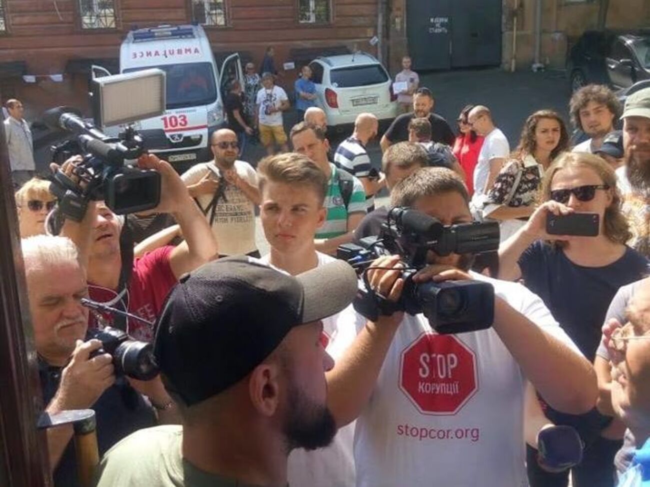 Журналисты с места событий сообщили, что активисты разбили окна и забаррикадировались в приемной