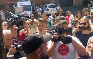 Журналисты с места событий сообщили, что активисты разбили окна и забаррикадировались в приемной
