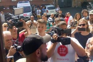 Журналисты с места событий сообщили, что активисты разбили окна и забаррикадировались в приемной