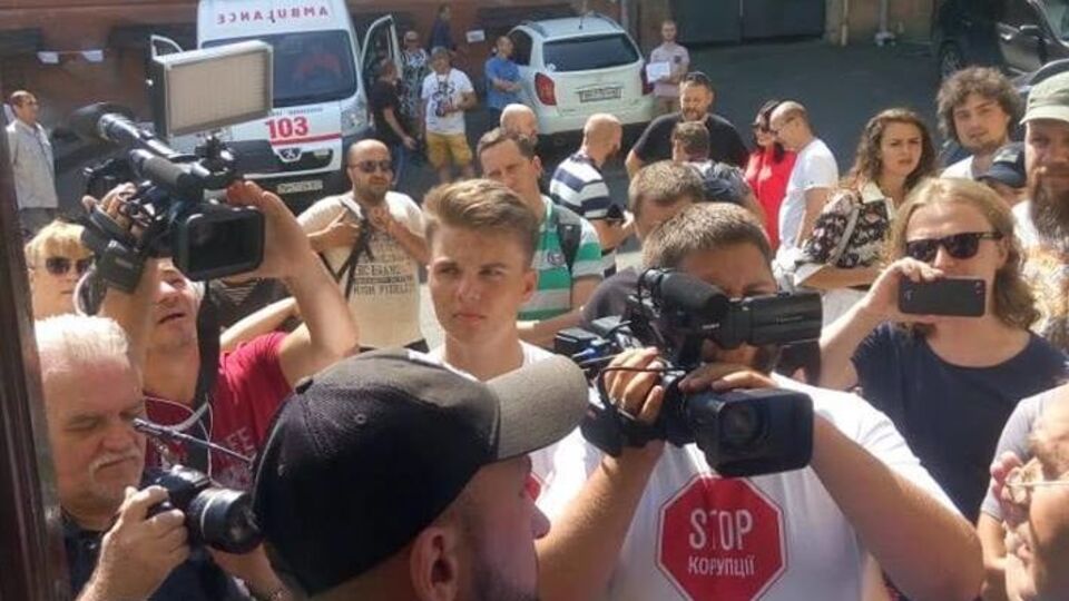 Журналисты с места событий сообщили, что активисты разбили окна и забаррикадировались в приемной