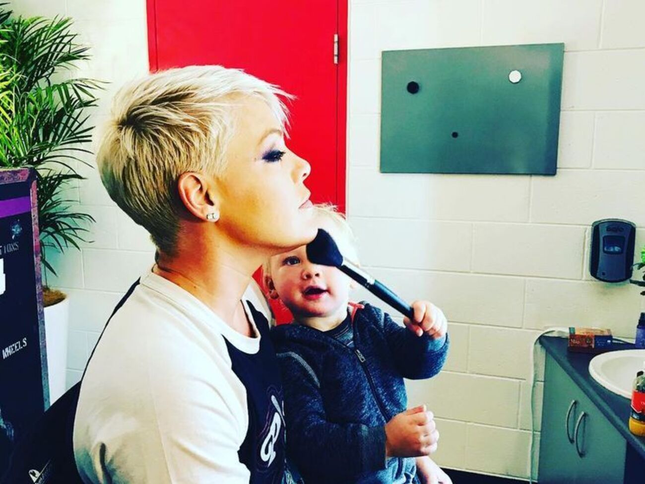 Pink:&nbsp;Предвкушение теплых поцелуев, стоя вверх ногами