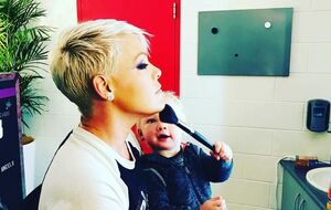 Pink: Предвкушение теплых поцелуев, стоя вверх ногами