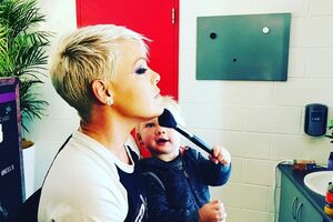 Pink: Предвкушение теплых поцелуев, стоя вверх ногами