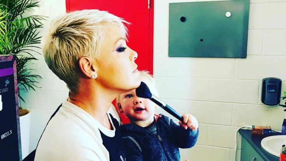 Pink: Предвкушение теплых поцелуев, стоя вверх ногами