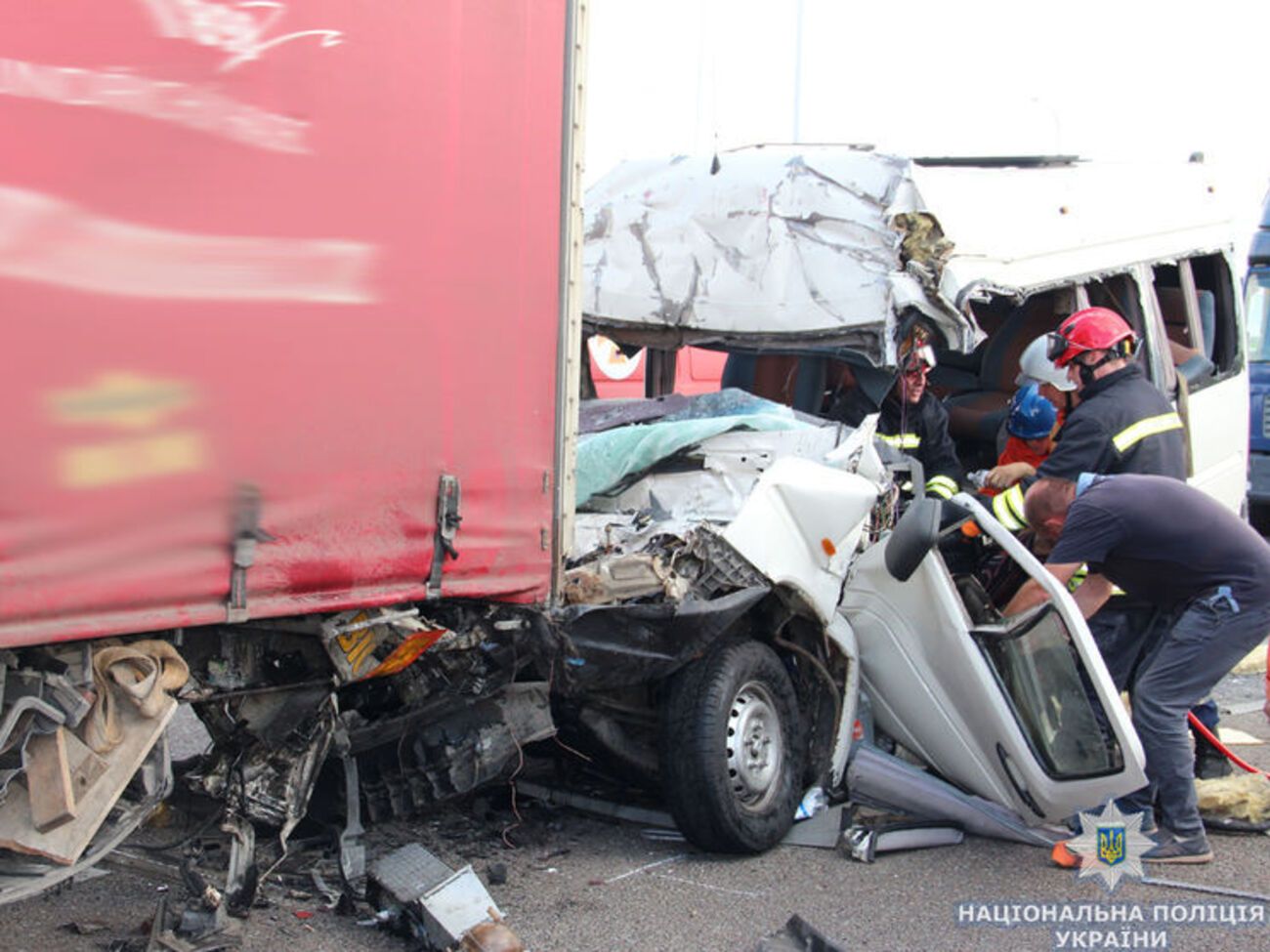 20 липня водій маршрутки, рухаючись у напрямку Житомира, зіткнувся з вантажівкою DAF із напівпричепом