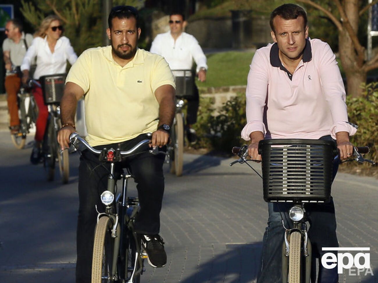 ЗМІ повідомляють, що Беналла (зліва) не просто охороняв Макрона, але й був його приятелем