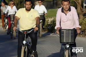 ЗМІ повідомляють, що Беналла (зліва) не просто охороняв Макрона, але й був його приятелем
