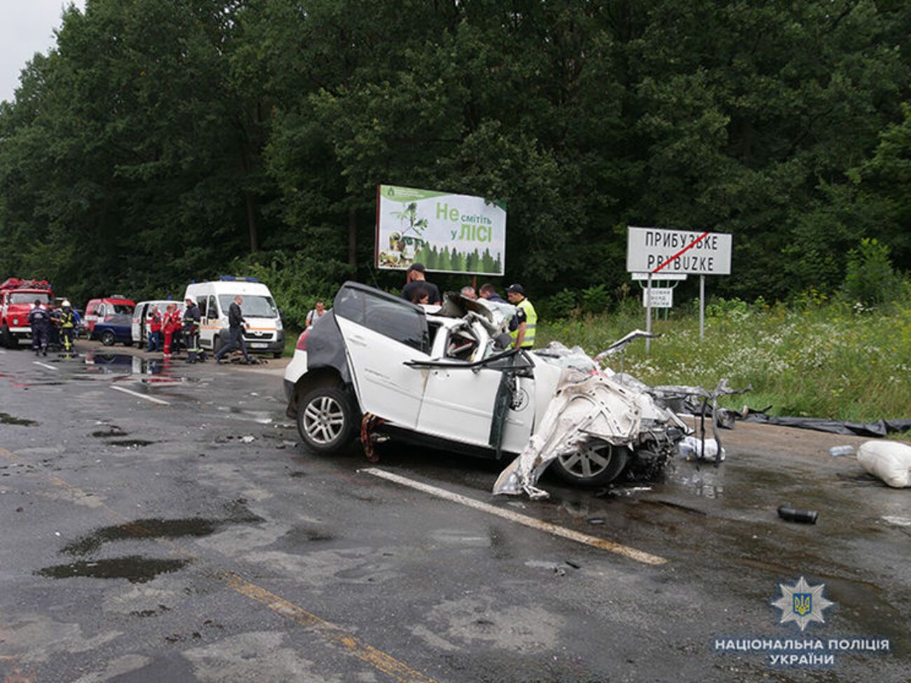 Аварія за участю вантажного автомобіля IVECO та Volkswagen Golf сталася на в'їзді в село Прибузьке