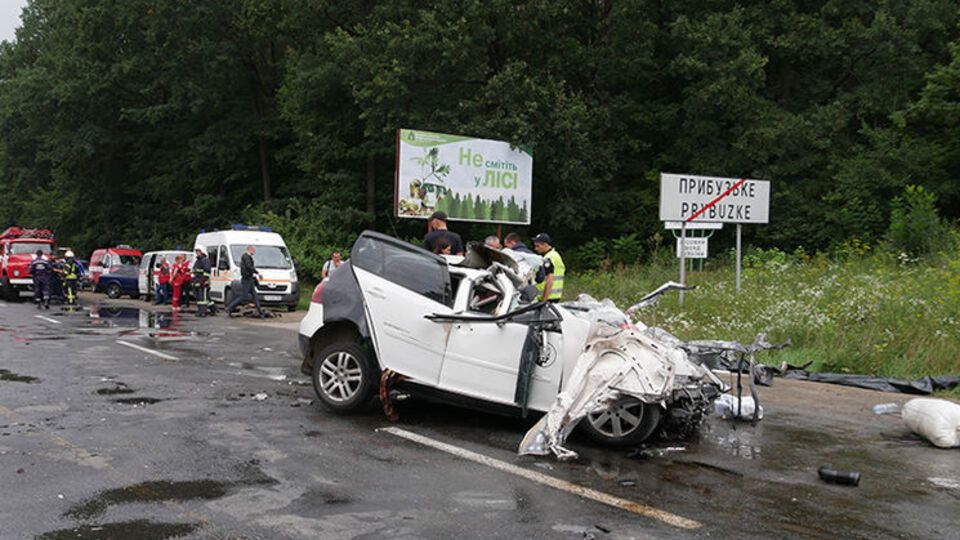 Аварія за участю вантажного автомобіля IVECO та Volkswagen Golf сталася на в'їзді в село Прибузьке