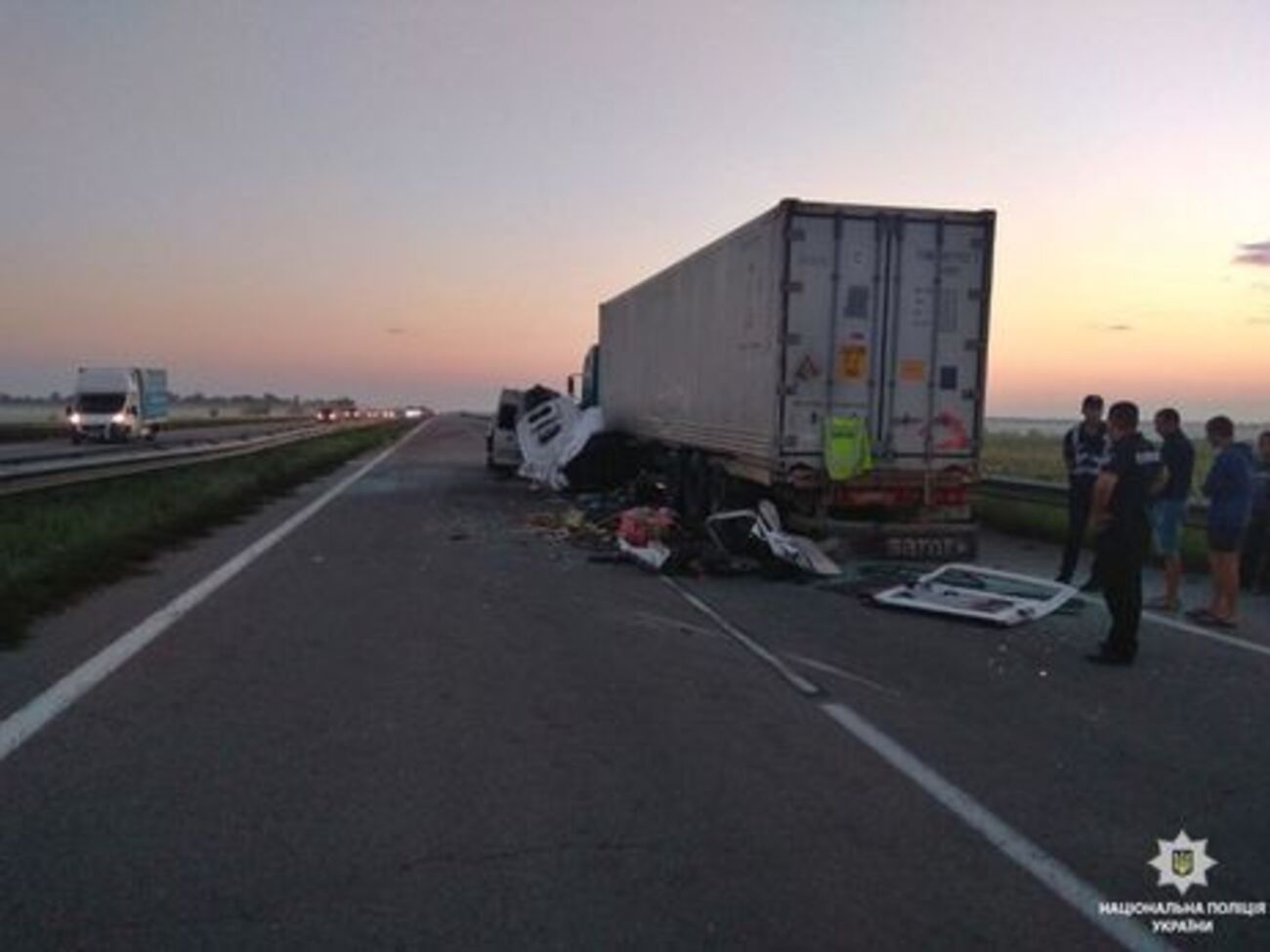 Volkswagen зіткнувся з вантажівкою, яка стояла з правого боку проїжджої частини