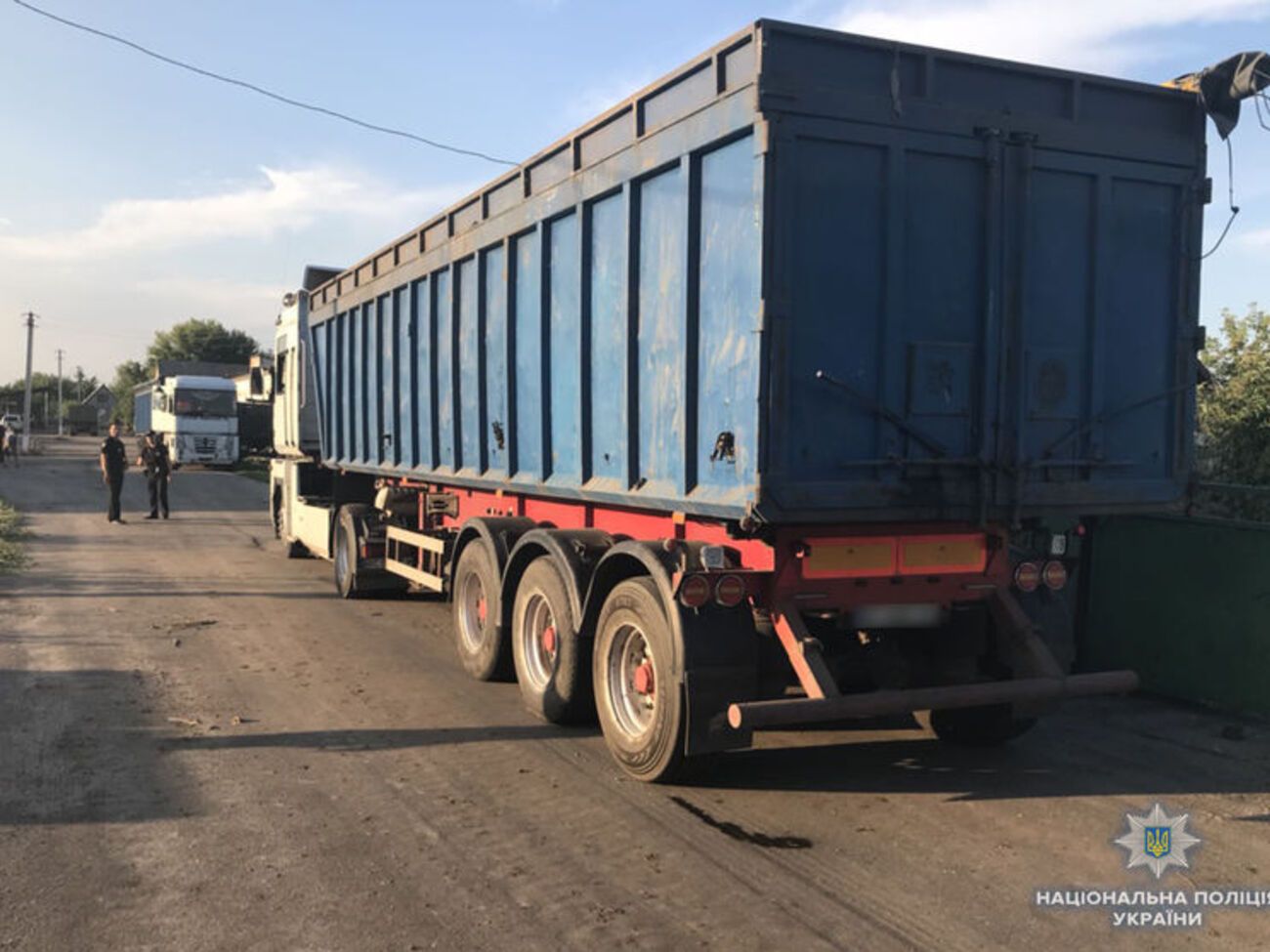 Одна вантажівка встигла вивантажити побутові відходи до приїзду поліції