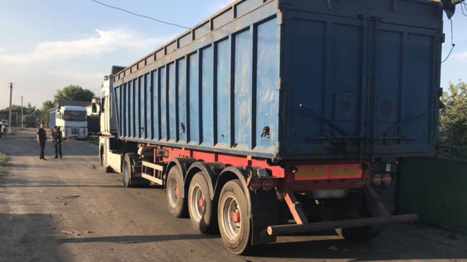 Одна вантажівка встигла вивантажити побутові відходи до приїзду поліції