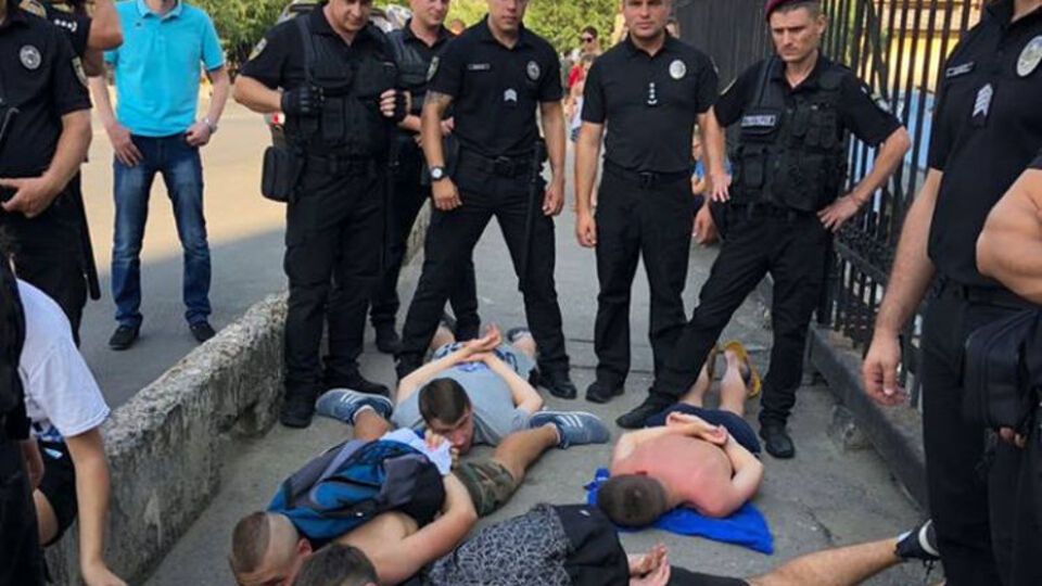 Полиция задержала болельщиков, которые устроили драку возле дельфинария