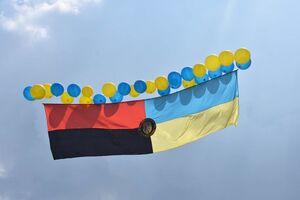 В сторону оккупированной Горловки запустили два флага на воздушных шарах