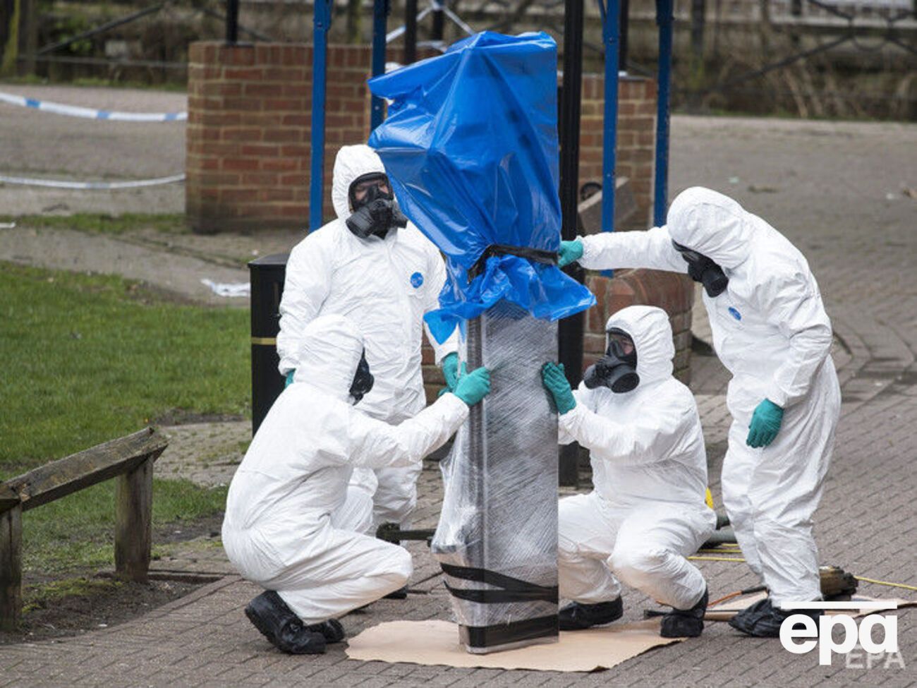 Специалисты одеты в&nbsp;защитные костюмы и противогазы&nbsp;