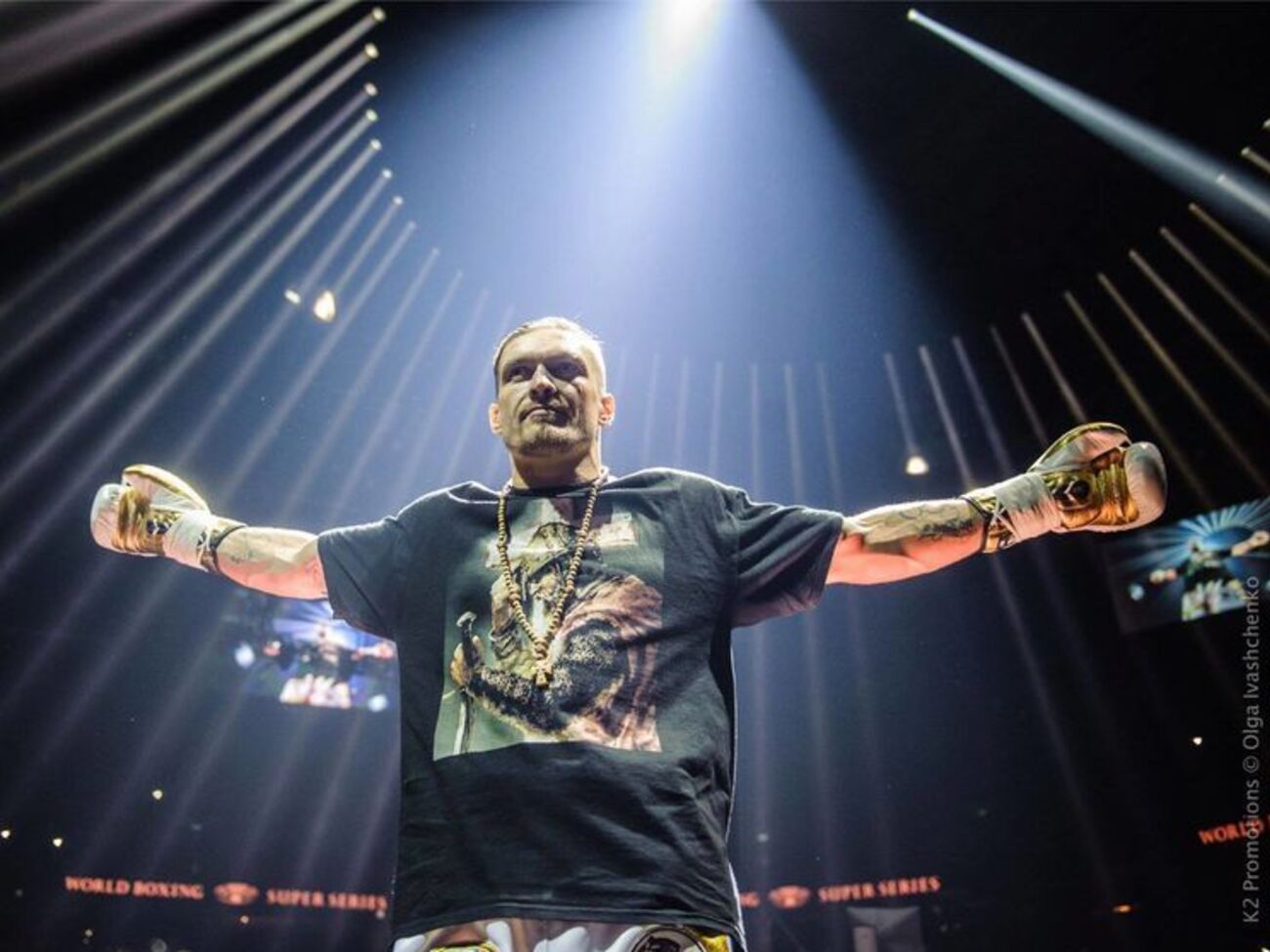 Усик стал обладателем всех четырех поясов чемпиона мира в первом тяжелом весе, а также получил кубок Мохаммеда Али