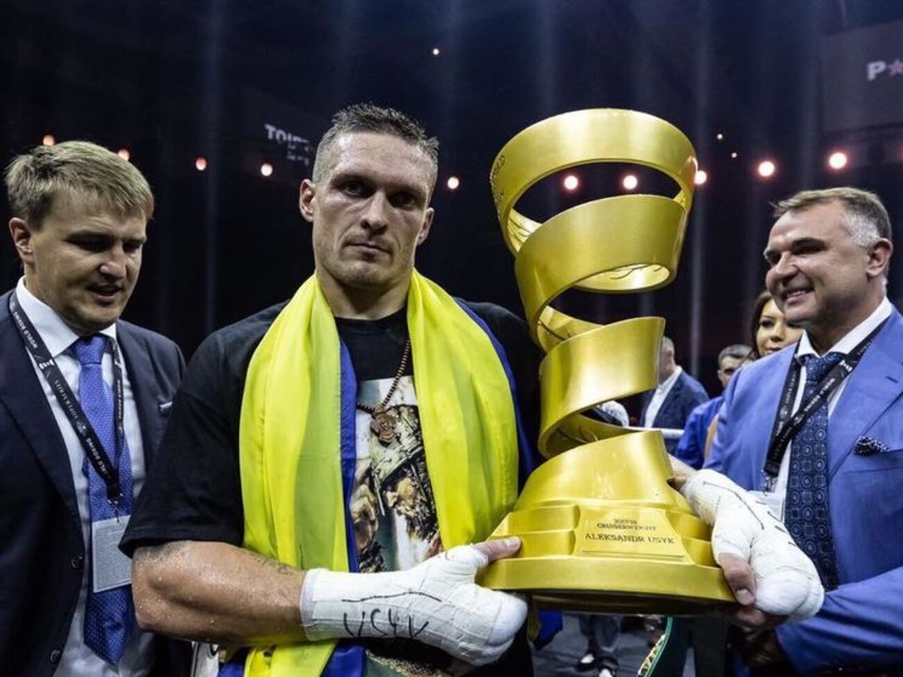 Усик получил кубок Мохаммеда Али