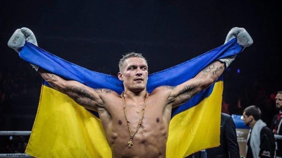 Усик стал абсолютным чемпионом в первом тяжелом весе