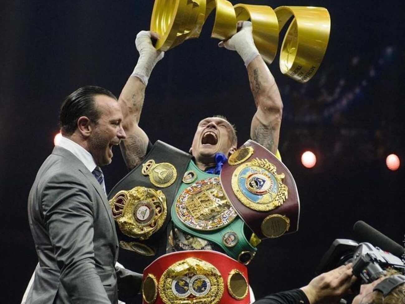 Усик заявил, что едет домой "с кубком и поясами"