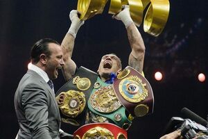 Усик заявил, что едет домой "с кубком и поясами"