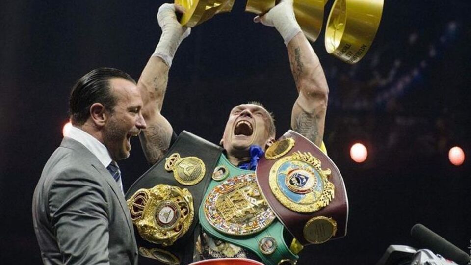 Усик заявил, что едет домой "с кубком и поясами"