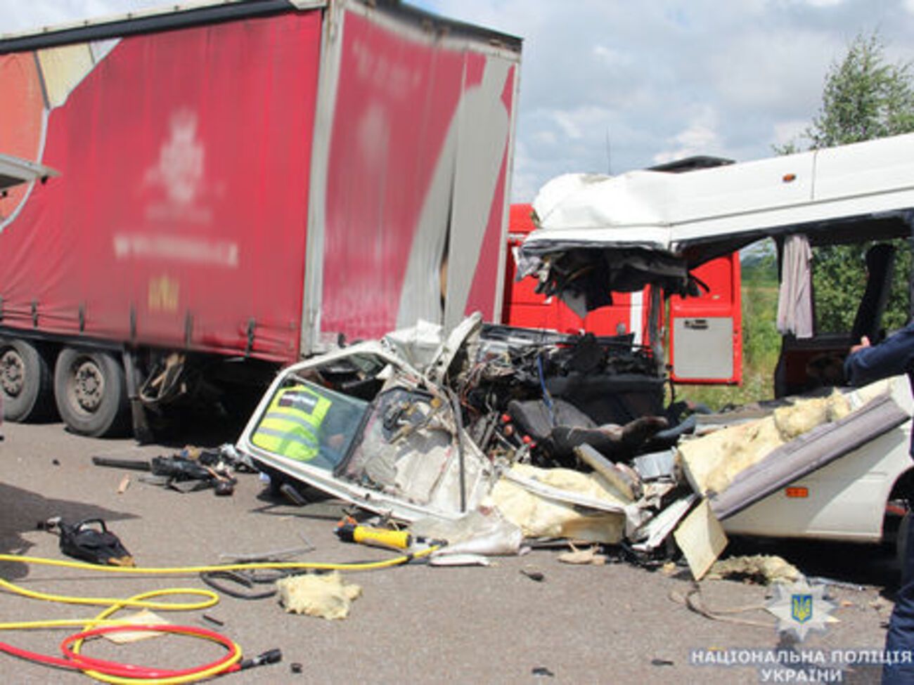 20 липня водій маршрутки, рухаючись у напрямку Житомира, зіткнувся з вантажівкою DAF із напівпричепом
