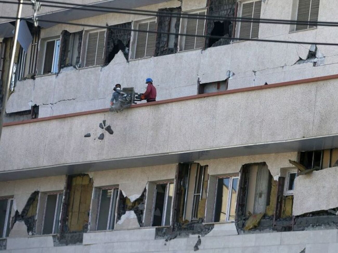 В результате первых двух землетрясений в домах нескольких поселков потрескались стены