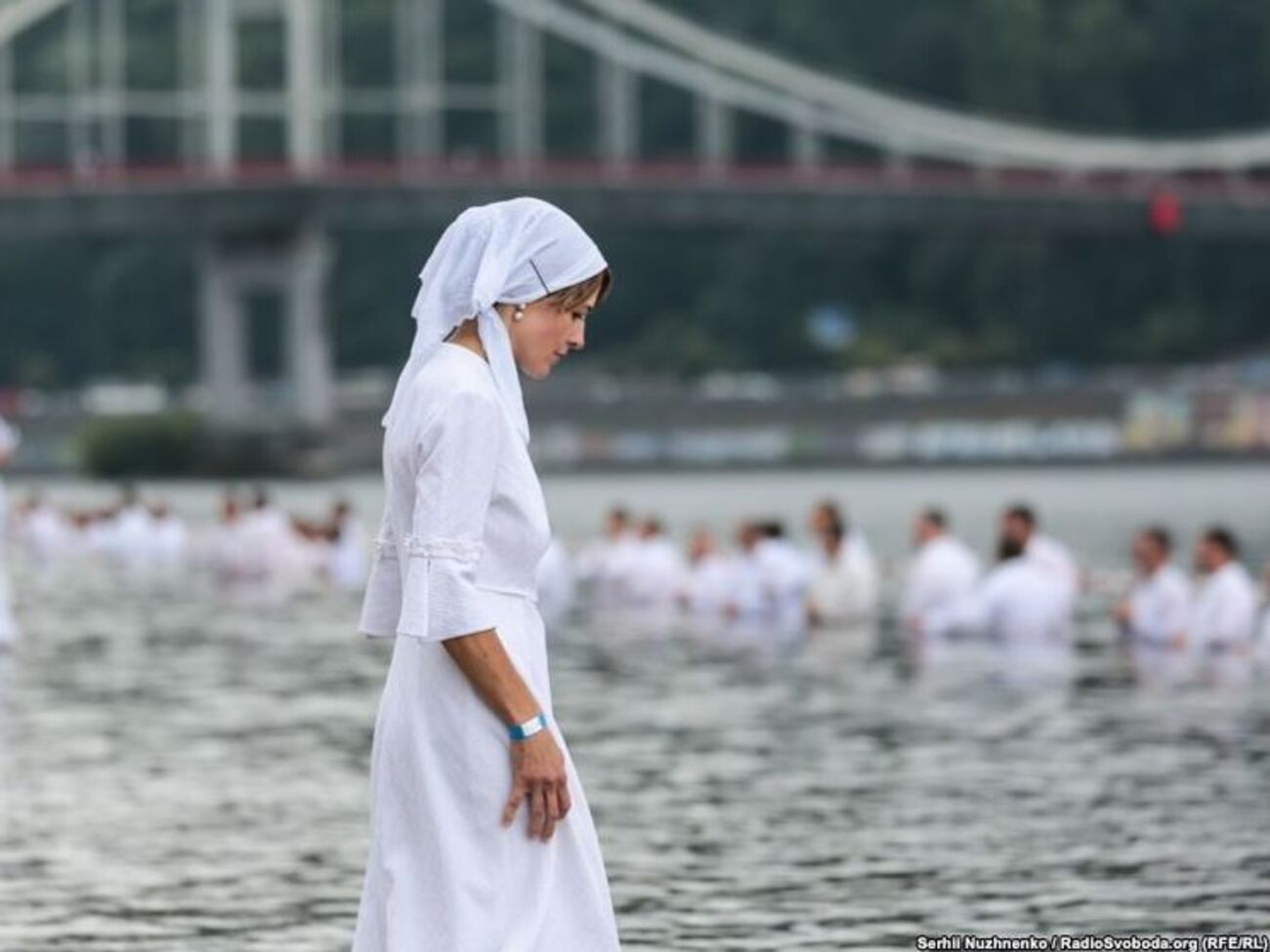 У Києві відбулося масове хрещення у водах Дніпра. Фоторепортаж