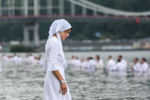 У Києві відбулося масове хрещення у водах Дніпра. Фоторепортаж