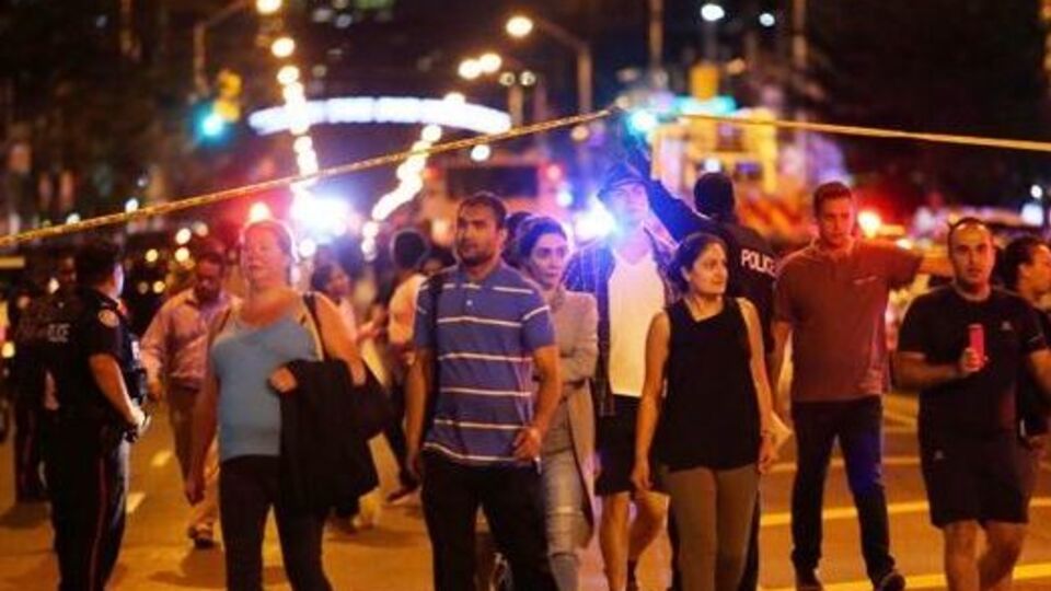 Мужчина открыл стрельбу в людном месте