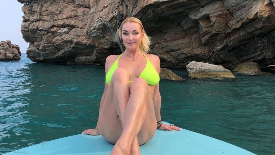 Волочкова: Когда садитесь на шпагат, не забудьте вытягивать колени и стопы и животик втянуть