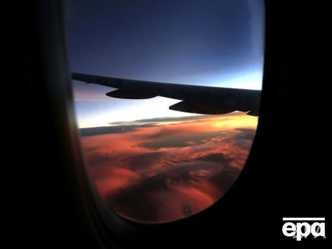 Туристы ожидают рейса авиакомпании YanAir в Украину из Барселоны