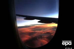 Туристы ожидают рейса авиакомпании YanAir в Украину из Барселоны