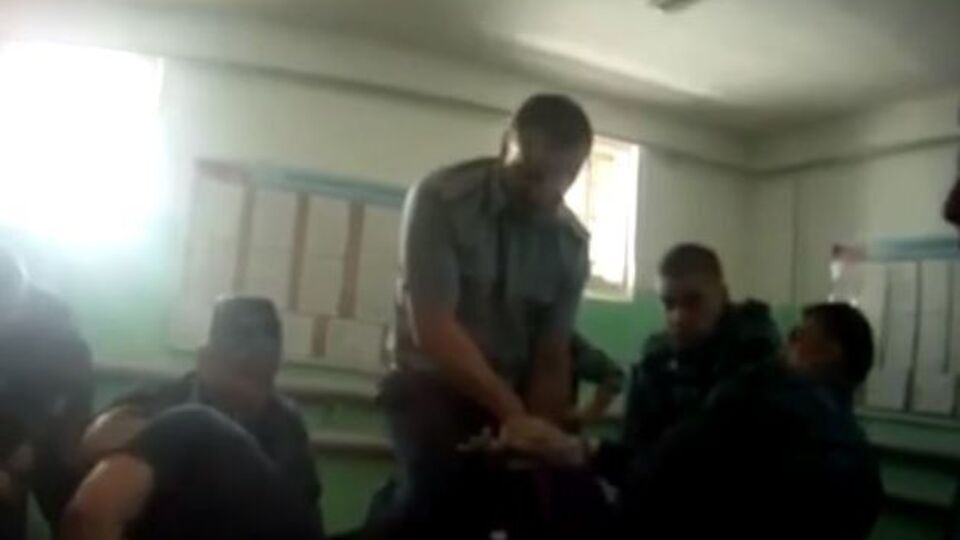Следствие ищет остальных сотрудников исправительной колонии, которые принимали участие в избиении заключенного