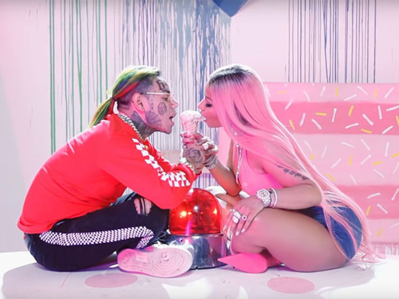 Мінаж у новому ролику поїла морозиво перед камерою