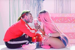 Мінаж у новому ролику поїла морозиво перед камерою