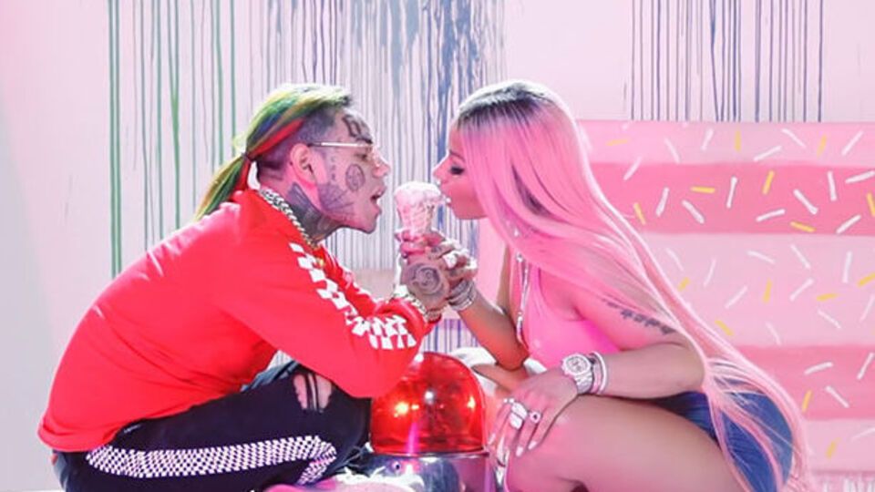 Минаж в новом ролике поела мороженое перед камерой